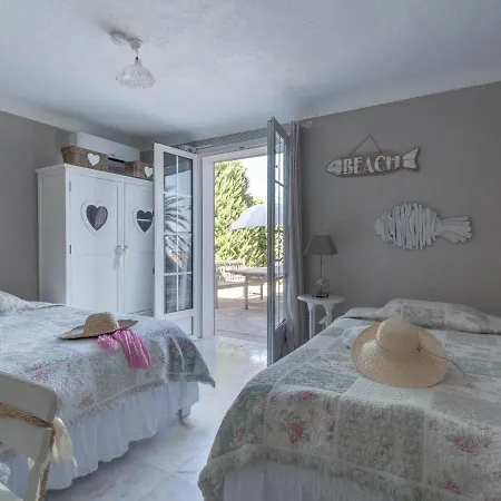 Villa Luxurious In With Jacuzzi